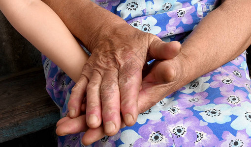 奶用她皱巴的老手握着小孩子的手祖母和她的孙子小女孩4岁儿童和81岁图片