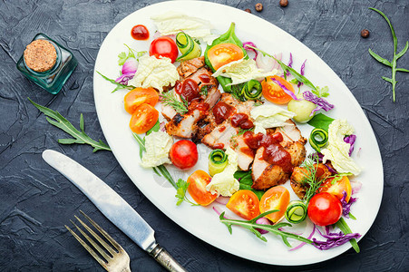 美味的沙拉配番茄黄瓜生菜和肉牛排健康沙拉图片