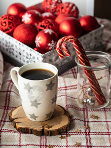 圣诞杯热咖啡与格子上的圣诞装饰节日的节日背景圣诞作文用于展示您的圣图片