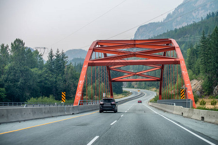 通往加拿大惠斯勒的路上的红桥图片