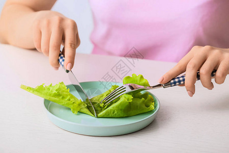 女人在餐桌上吃沙拉结束图片