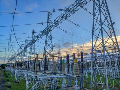 高压电力变电站有蓝天的高压塔图片