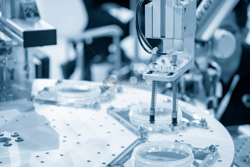 气动机械臂在生产线上拾取产品零件机器人系统的高科技图片