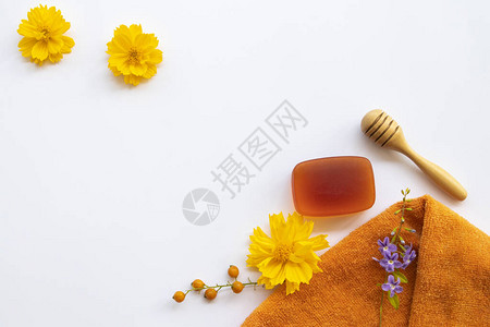 草药皂提取物蜂蜜与面巾保健皮肤面部生活方式清洁和黄花宇宙排列平图片
