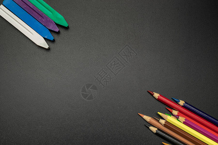 黑板学校教育配件与彩色铅笔粉笔深色学校黑板上的画笔设计复制空间用品图片