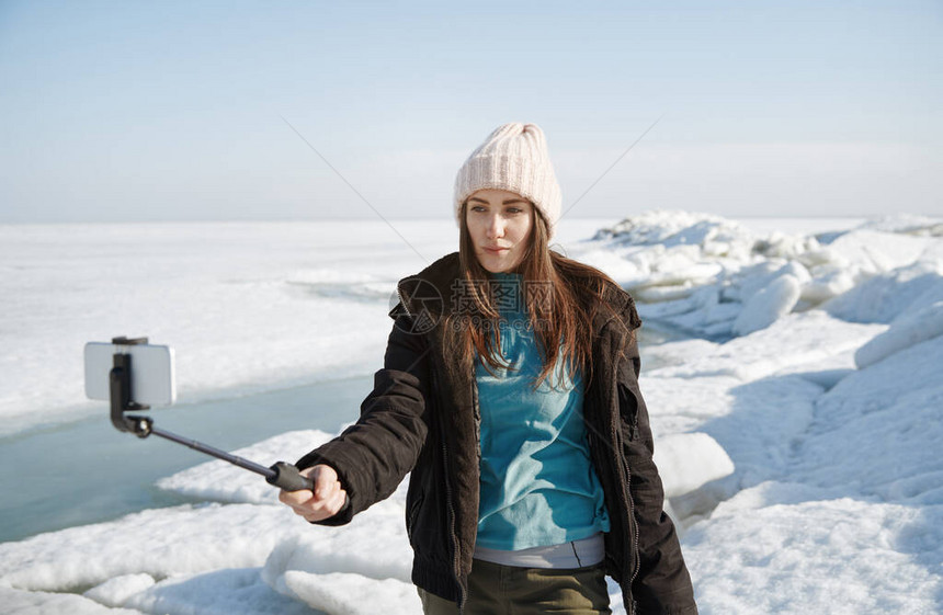 在Jokulsarlon冰川湖的女旅行者使图片