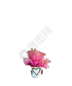 有纸玫瑰和白背景的心塑料杯图片