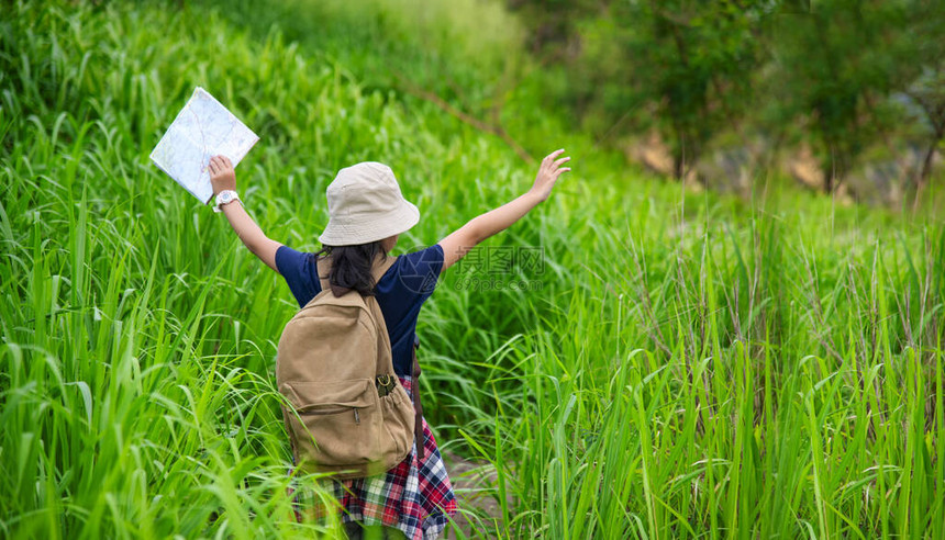 小女孩亚洲年轻女子拿着相机站在丛林探险中旅游目的地和休闲旅游教育和在图片