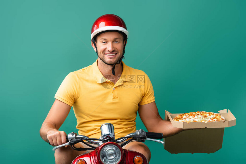 戴头盔的微笑送货员骑摩托车图片