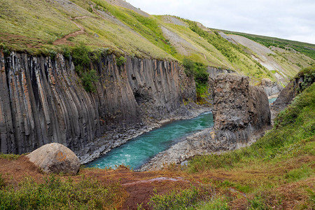 冰岛Jokuldalur谷的Studlagil峡谷Basalt柱和绿石冰川河的呼吸风景背景图片