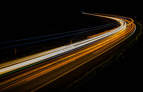 夜间移动汽车的灯光图片