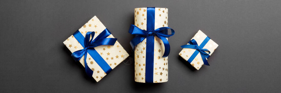 带蓝弓的礼物盒圣诞节或新年节在黑色背景图片