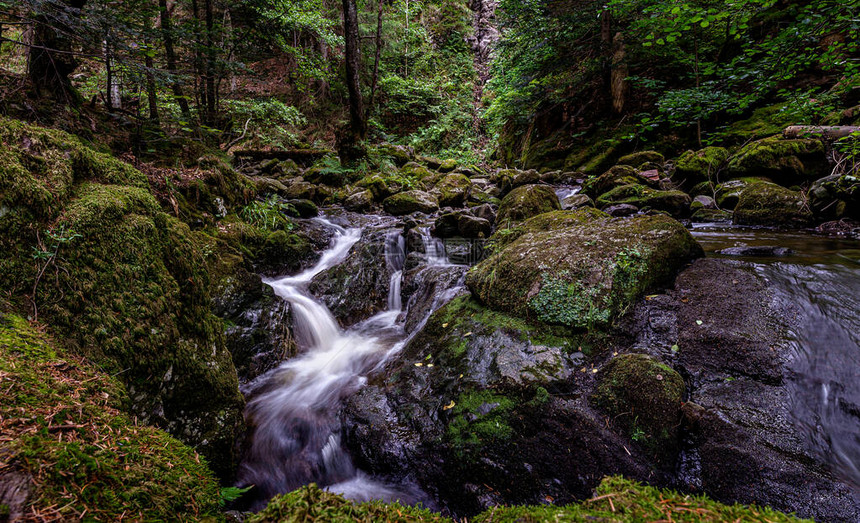 德国黑森林RavennaGorge的瀑布级联图片