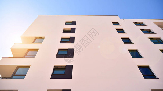 现代欧洲住宅公寓大楼与阳光图片