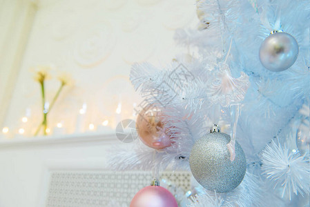 一棵白色新年树上的银色和粉红色装饰的近距离照片圣诞节的地方设置在白色图片