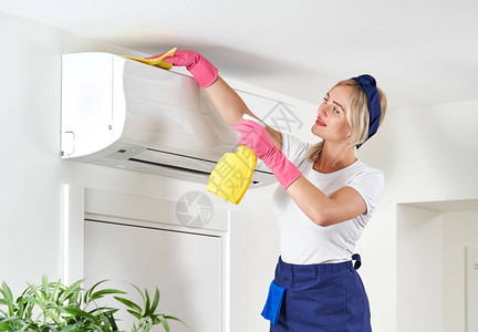 妇女用抹布清洗空调机清洁服图片
