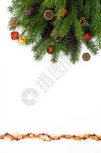 一棵圣诞树的枝和白色背景上的红色和黄色礼品盒和球圣诞节背景与cop图片