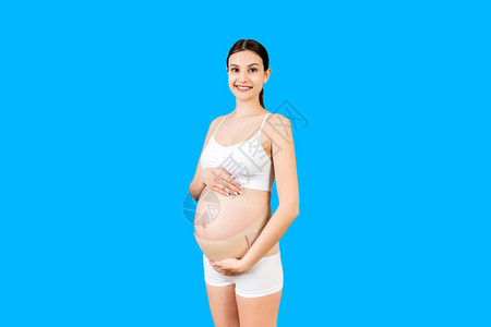 怀孕绷带的肖像穿着内衣的孕妇图片