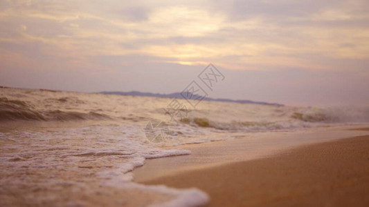 海面与太阳慢动作日出背景下的小波浪图片