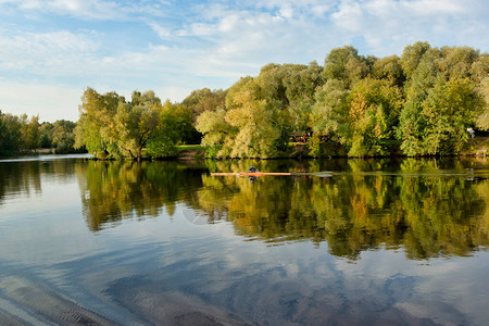 运动员在河上划皮艇秋天的风景莫斯科特罗吉图片