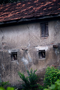 阴天乡村环境中一栋老房图片
