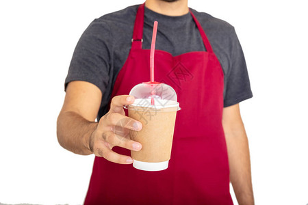 喝咖啡的年轻酒吧老板身上有胡子和红围裙背景图片