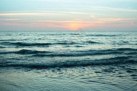 日落时海的晚上冲浪的视图图片