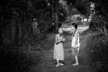松林里的两个小女孩黑白照片图片