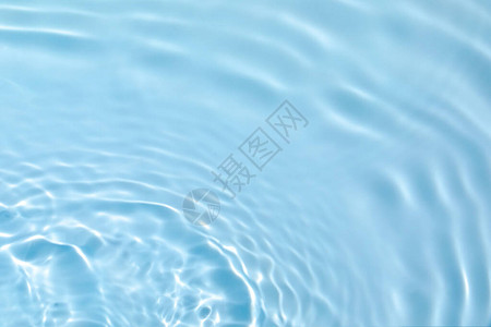 去焦模糊透明蓝色清澈平静的水面纹理图片