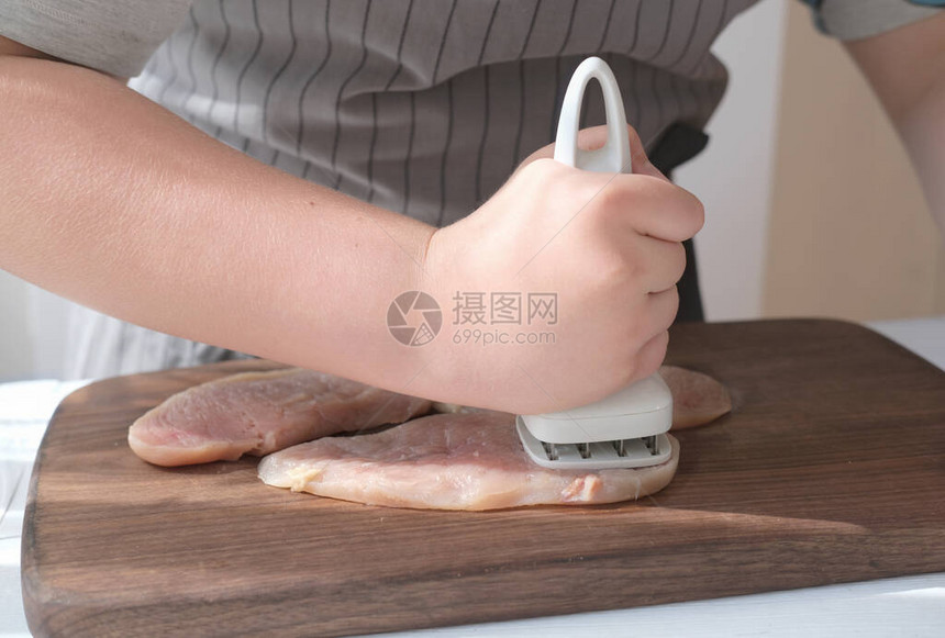 厨师使用鲜鸡牛排的润滑剂图片