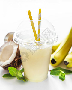 Pinacolada酒精新鲜鸡尾酒加椰子和香蕉冰图片
