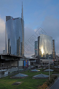 摩天大楼的倒影街景图片