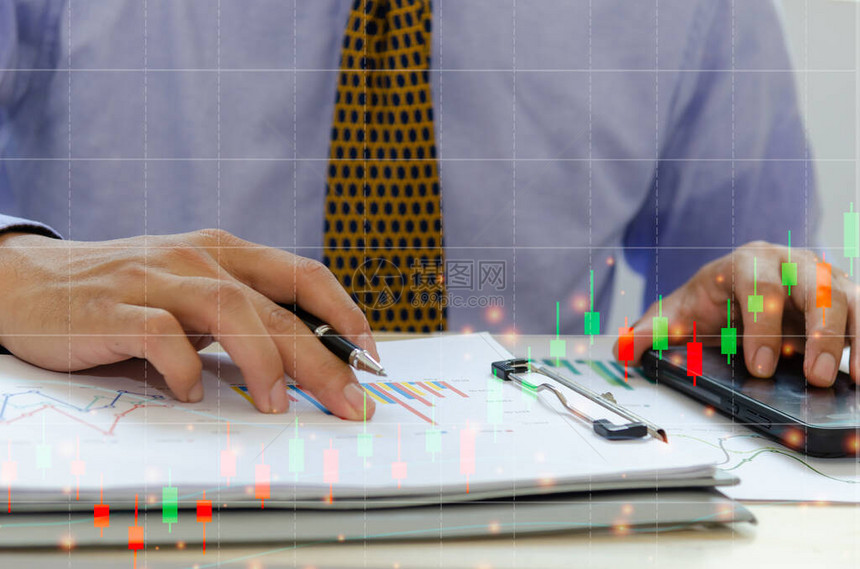商人拿着笔商业文件报告图表和财务报表和利润增长图表证券交易所图片