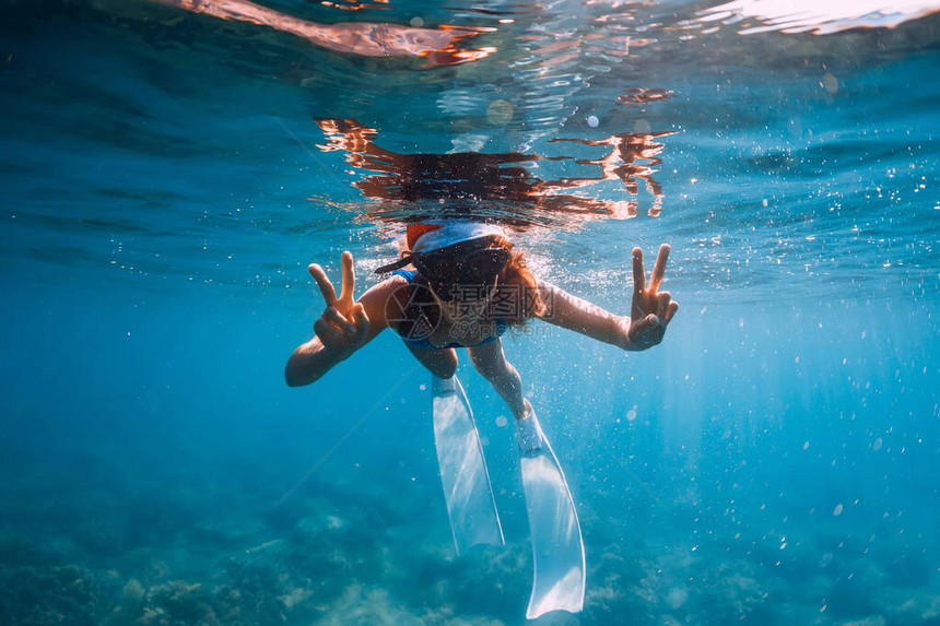 新年顶峰滑翔的快乐自由女神在蓝大洋下潜入海底圣图片