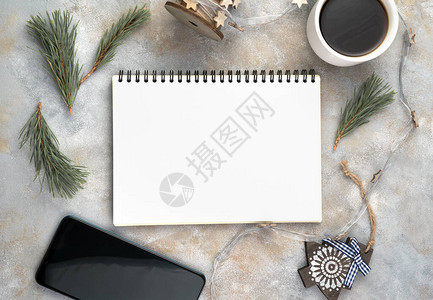 笔记本松树枝咖啡和电话在灰色背景上假日背景新的2021年和图片