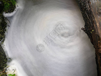 白色龙卷流正在翻滚的山河上冒泡冷水在流动图片