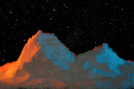 在彩色光和北极光的雪山两座山峰覆盖着雪绒被橙色和蓝色图片