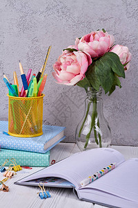 教育物品的构成粉红色花团书本铅笔持有者和纸张图片