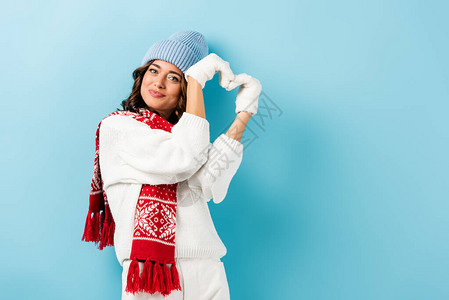 穿着令人高兴的冬装温暖围巾手套和帽子图片