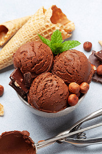 巧克力加坚果冰淇淋图片