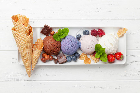 浆果香草和巧克力冰淇淋圣代顶视图平躺图片