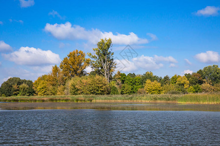 秋天风景与一条河图片