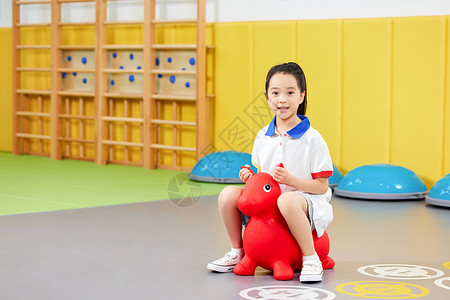 小女孩骑木马骑木马的小女孩背景