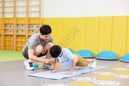 儿童训练素材教练指导男孩做俯卧撑背景