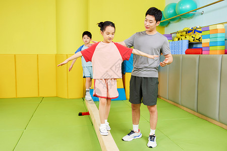儿童体能素质儿童素质运动拓展平衡木训练背景