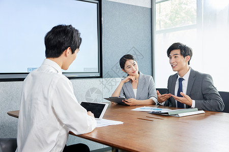 年轻职场白领会议室开会交流高清图片