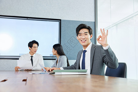 会议室里开会的商务男性形象背景图片