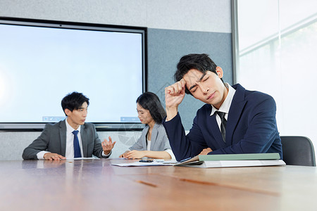 商务男性感到焦虑烦恼图片