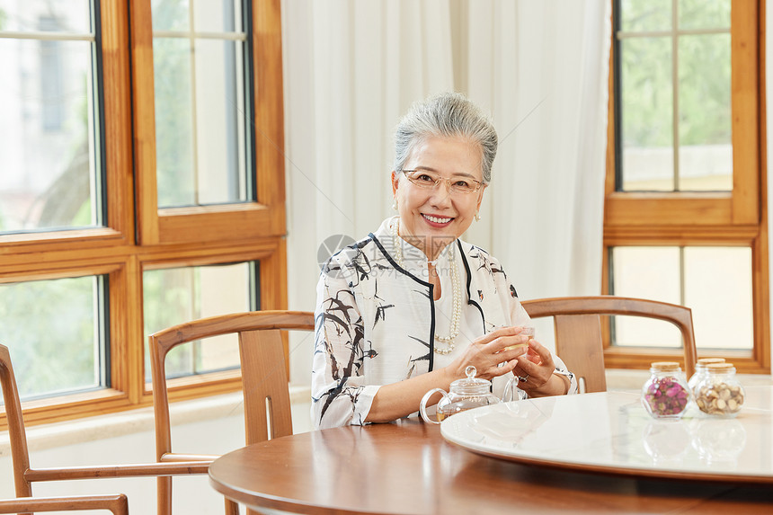 优雅喝茶的老年女性图片