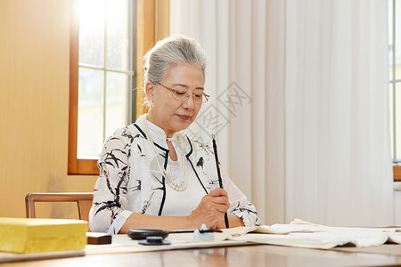 老年人写字写书法的老年人背景